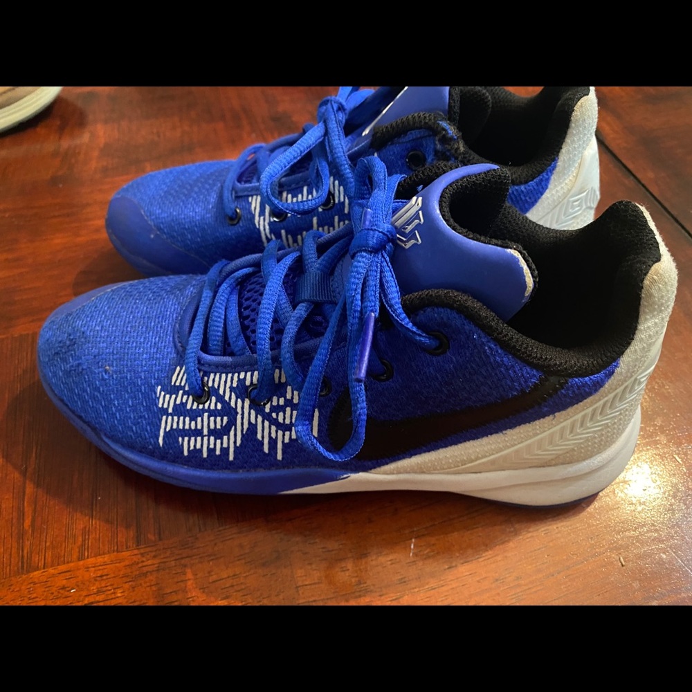 3.5Y Nike Kids' Grade School Kyrie Flytrap II